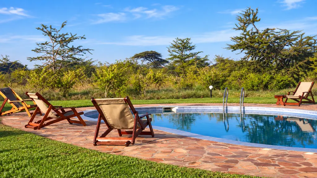 Safari con niños en Masai Mara con piscina y zona de descanso en el campamento