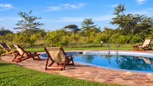 Safari con niños en Masai Mara disfrutando de la piscina entre game drives