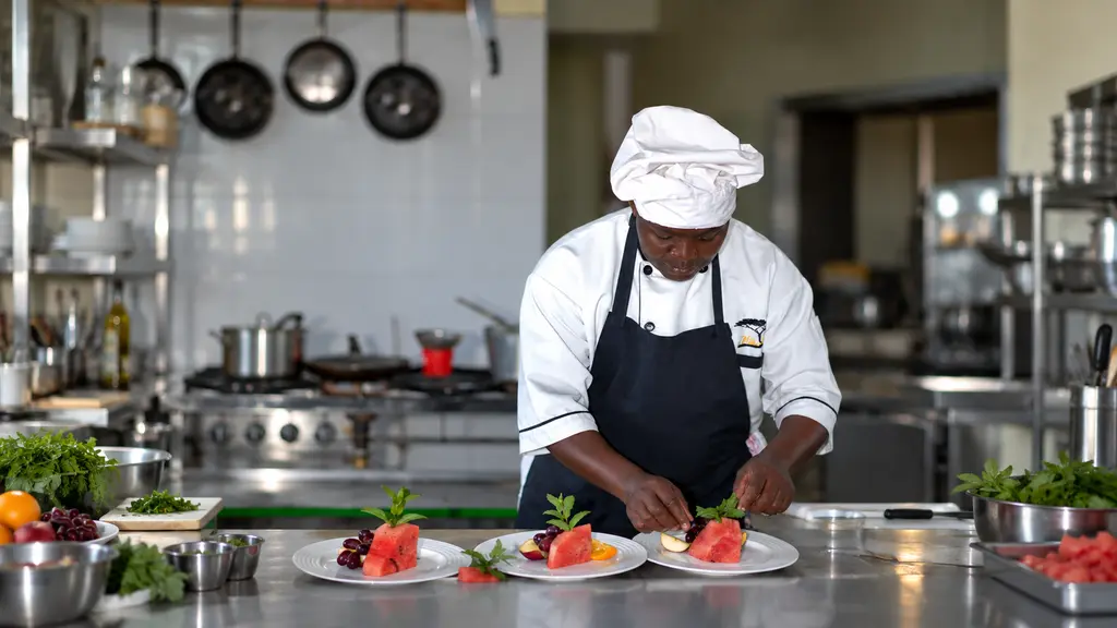 Qué se come en un safari en Masai Mara con chef preparando platos en el campamento